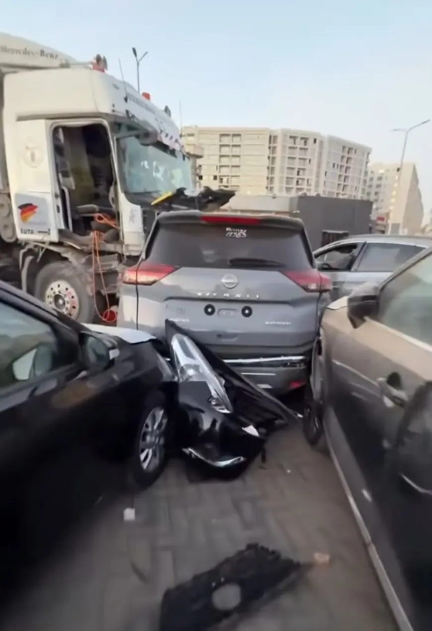 تريلا تصطدم بمعرض سيارات بالقطامية وتحطم كل شيء!