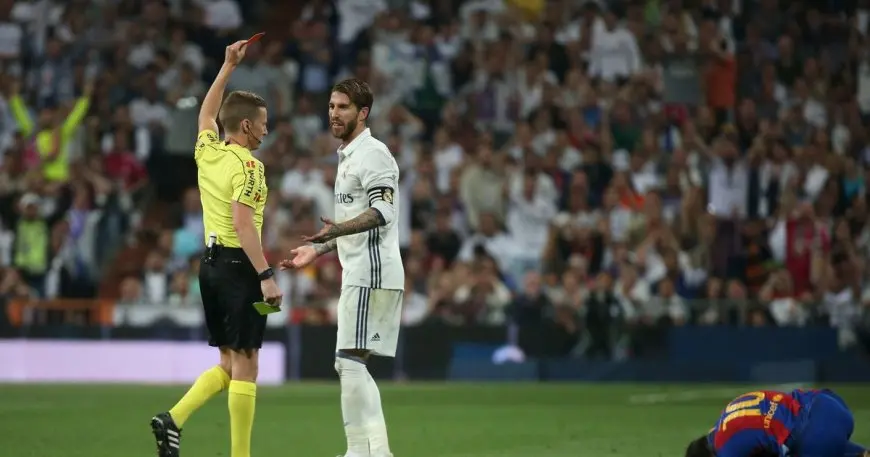“عدو” ريال مدريد يتحكم في مباراة برشلونة بالدوري الإسباني كحكم رئيسي