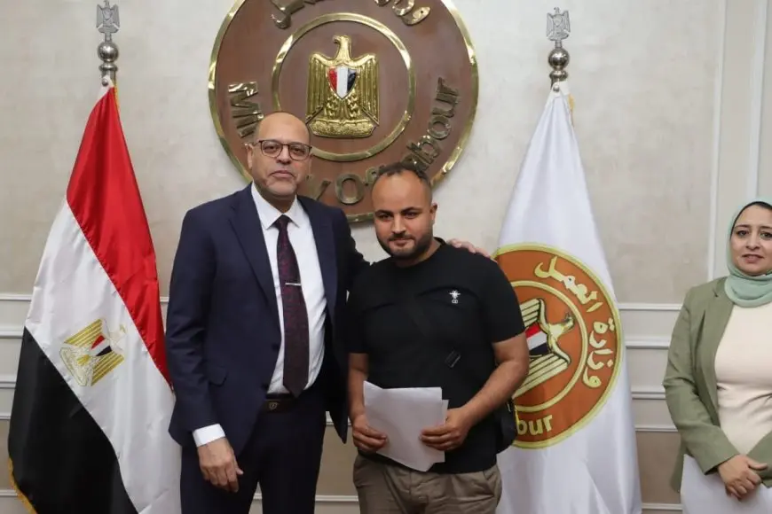 وزير العمل يُعلن توزيع عقود عمل في الإمارات: احصل على فرصة عمل الآن!