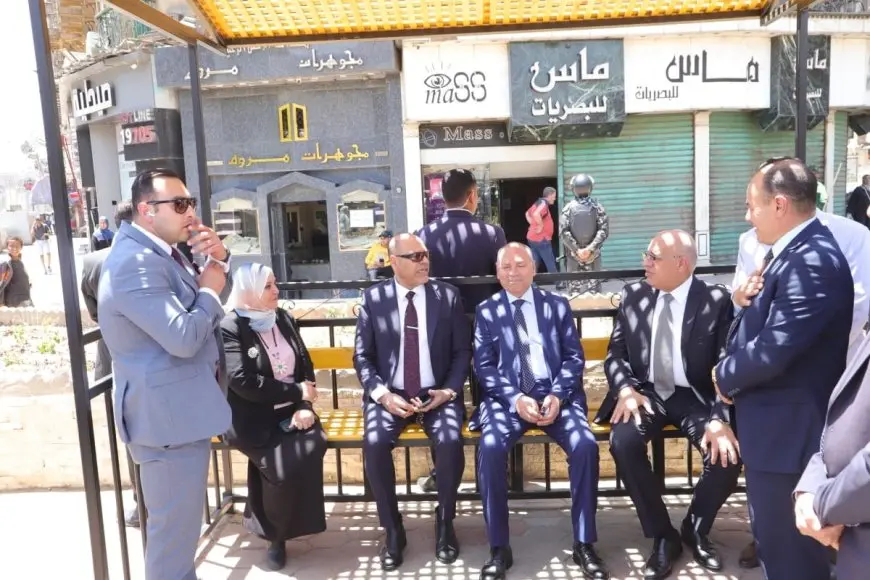 وزير العمل ومحافظ القاهرة يزوران أماكن انتظار مذهلة لعمال التراحيل بباب الشعرية!