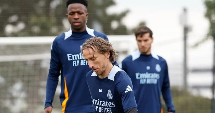 تدريب ريال مدريد: أنشيلوتي يحث اللاعبين على تجنب أخطاء الهزائم الثلاث في الكلاسيكو