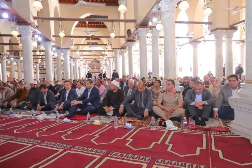 مفاجأة: محافظ دمياط يصلي الجمعة في مسجد عمرو بن العاص!