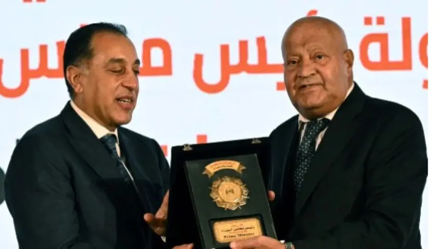رئيس الوزراء يفاجئ علي مصيلحي بتكريمه الخاص! اكتشف السر وراء جهوده الكبيرة في ملف الحماية الاجتماعية