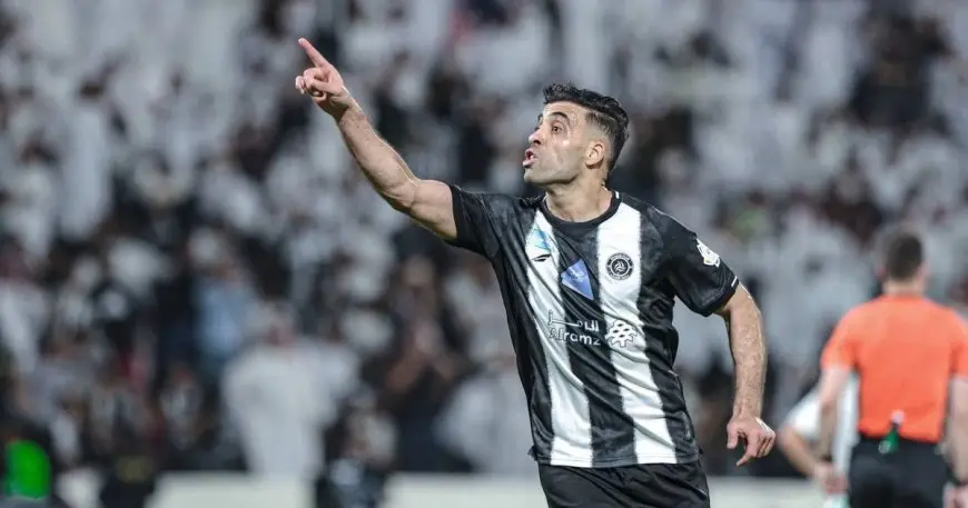 حمد الله يحرز هدفين قبل طرده في مباراة فوز الشباب على الأهلي