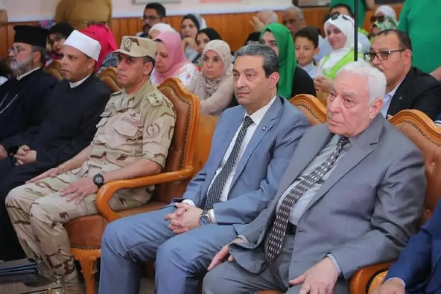 مفاجأة رائعة للحجاج الفائزين: محافظ دمياط يسلم جوازات الحج مباشرة!