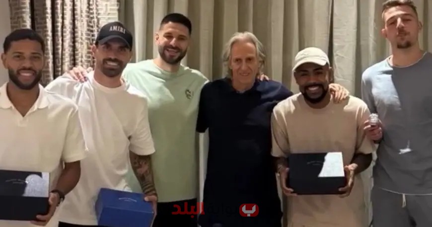 بسبب وعد سابق.. جيسوس يمنح لاعبي الهلال ساعات فاخرة كمكافأة