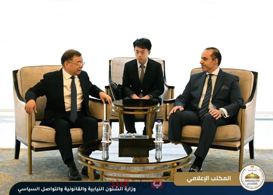الوزير يلتقي بممثل حزب شيوعي صيني بارز!