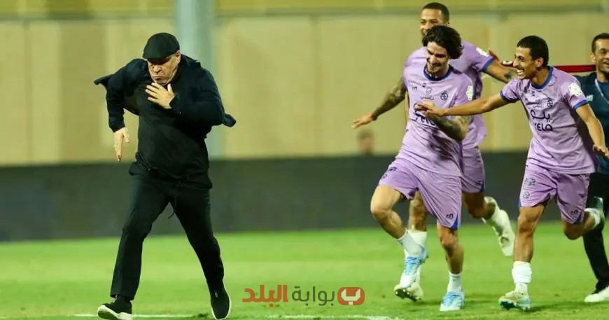 احتفال “مجنون” لبن زكري بعد تأمين البقاء في دوري روشن السعودي