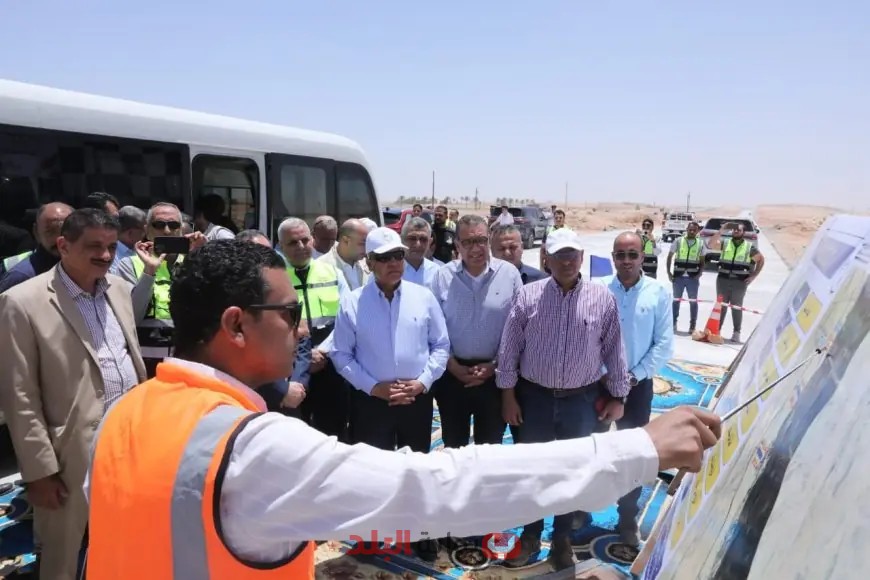 كامل الوزير يزور منطقة صناعية بالمنيا ويفتتح مصنع أزياء جديد!