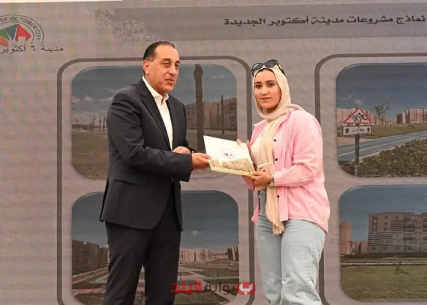 رئيس الحكومة يفاجئ الجميع بتسليم عقود وحدات سكنية في مدينة أكتوبر الجديدة!