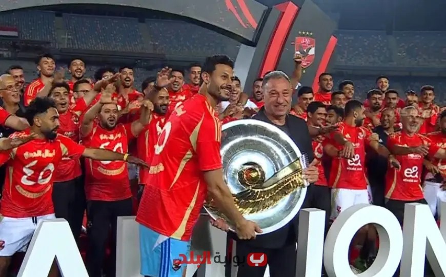 بعد تتويج الأهلي بلقب الدوري المصري، الخطيب والشناوي يحتفلان برفع الدرع في لحظة تاريخية!