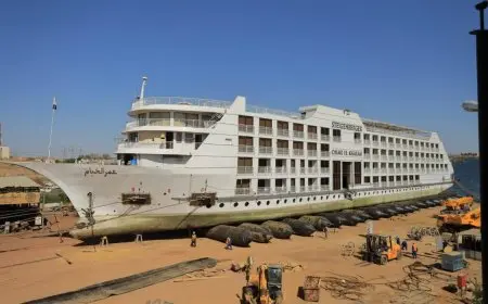 نجاح المقاولون العرب في رفع أكبر فندق عائم ببحيرة ناصر باستخدام تقنيات الوسائد الهوائية