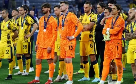 مشجع وحيد يستقبل إنتر ميلان بعد هزيمته المؤلمة في نهائي دوري أبطال أوروبا