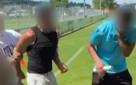 مفاجأة في عالم الرياضة: والد لاعب يتحول لملاكم ويهاجم الحكم بعنف في فيديو صادم!