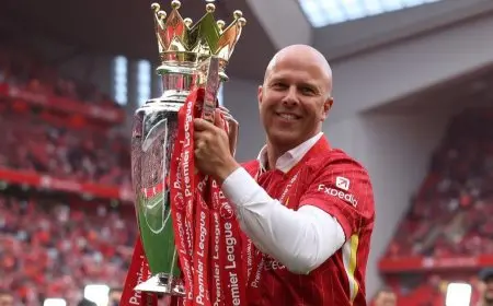 سلوت يترك إجازته ليتفاوض مع شرقي للانضمام إلى ليفربول