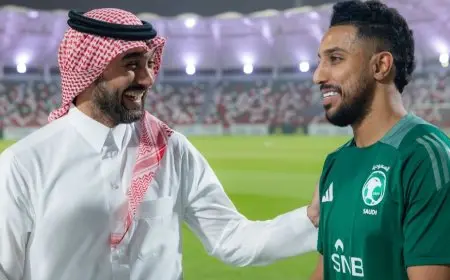 وزير الرياضة السعودي يُشجع لاعبي الأخضر استعداداً لمواجهة البحرين المرتقبة