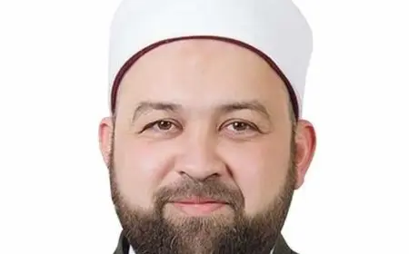 الشيخ يسري عزام يبكي وداعًا لجامع عمرو بن العاص بعد قرار نقله إلى أسوان