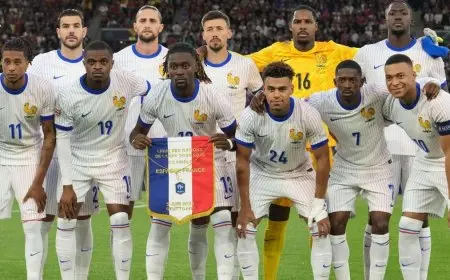 “اختراق مثير: تفاصيل حصرية من غرفة ملابس منتخب فرنسا واعترافات ديشان ومبابي”