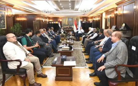 اجتماع حاسم بين وزير الإسكان ومحافظ الإسكندرية لمتابعة المشاريع المشتركة وملفات العمل الهامة