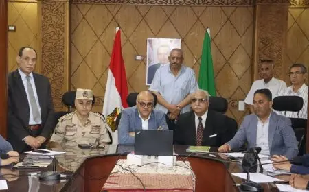 محافظ القليوبية يقوم بزيارة غرفة عمليات لجان الثانوية العامة بمديرية التربية والتعليم لمتابعة سير العملية الامتحانية