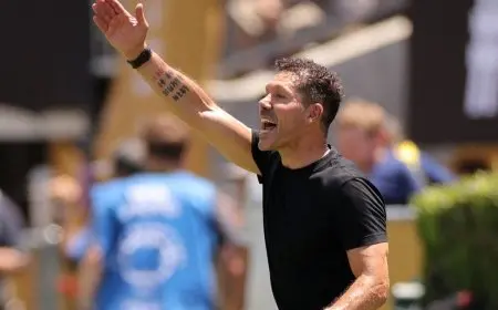 “سيميوني يفقد أعصابه بعد سقوط أتلتيكو ويستاء من حديث التحكيم الممل!”