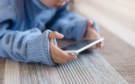 خطر الهواتف الذكية على الأطفال: ضرورة الوعي الأسري لحماية الأجيال القادمة