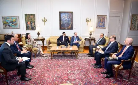 وزير الخارجية والهجرة يستقبل رئيس وزراء صربيا لتعزيز العلاقات الثنائية