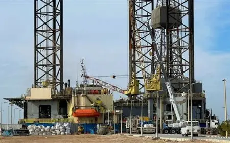 انهيار حفار بحري متوقف في رأس غارب: حادثة بدون خسائر بشرية تثير الدهشة