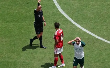“التعادل يحسم مباراة الأهلي وبالميراس: إلغاء طرد اللاعب فيغا يثير الجدل!”