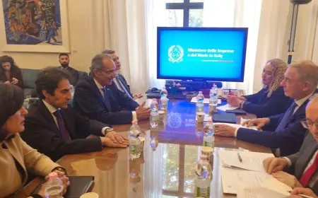 وزير الاتصالات يلتقي وزير الأعمال والصناعة الإيطالي لتعزيز شراكات الذكاء الاصطناعي بين مصر وإيطاليا