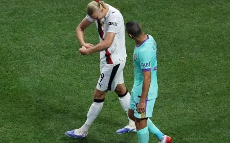 حكم مصري يثير الجدل ويقسو على اللاعب المصري.. وهالاند يستغل الخطأ ويسجل هدفاً رائعاً!