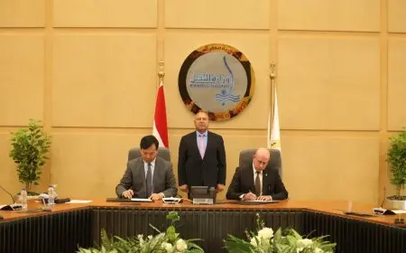 وزير الصناعة يشهد توقيع عقد مثير لبناء سفينتين عملاقتين من نوع سفن الصب الجاف