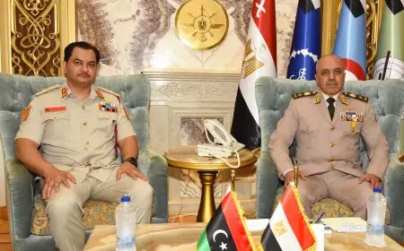 الفريق أحمد خليفة يلتقي برئيس أركان القوات البرية في الجيش الليبي لتعزيز التعاون العسكري