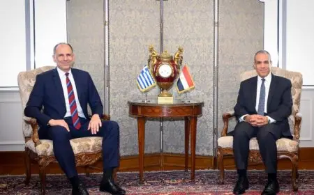 وزير الخارجية يتناول مع نظيره اليوناني تعزيز العلاقات الثنائية وآخر تطورات الأوضاع في المنطقة