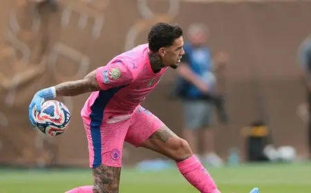 إيدرسون يرد ساخراً على الشائعات الكاذبة بشأن مستقبله مع مانشستر سيتي