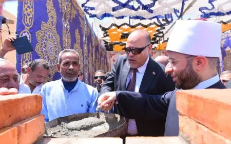 وزير الأوقاف ووزير العمل يشرعان في وضع حجر أساس مسجد جديد في رأس غارب