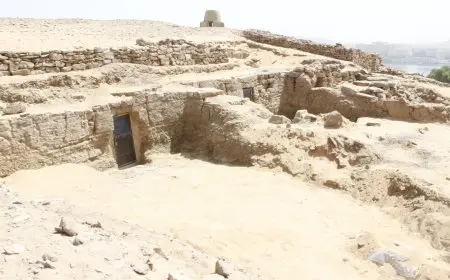 “اكتشاف ثلاث مقابر أثرية جديدة في جبانة قبة الهوا بأسوان تعود للعصر القديم”