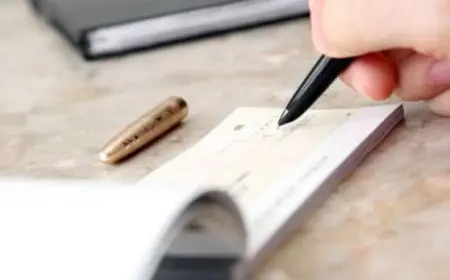 “كيف تضمن حقك: خطوات التوقيع على الشيك أو إيصال الأمانة أمامك”