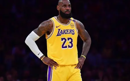 ليبرون جيمس يُشعل أزمة جديدة للليكرز بتفعيل خيار بقائه في الفريق