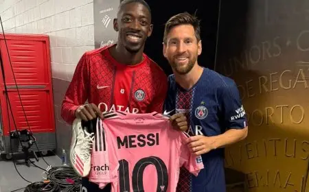 ديمبيلي يتألق بطقم ميسي ويظفر بقميص زميلين سابقين!