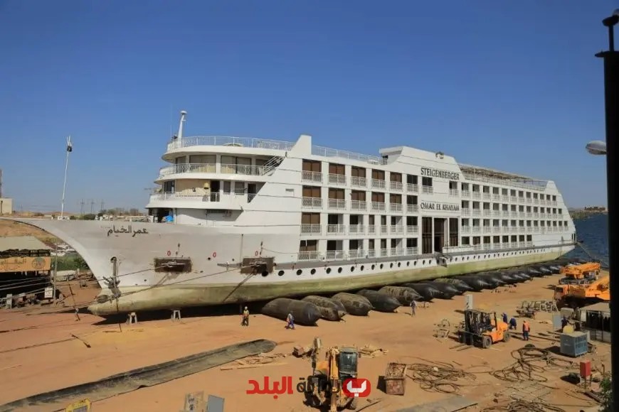 نجاح المقاولون العرب في رفع أكبر فندق عائم ببحيرة ناصر باستخدام تقنيات الوسائد الهوائية