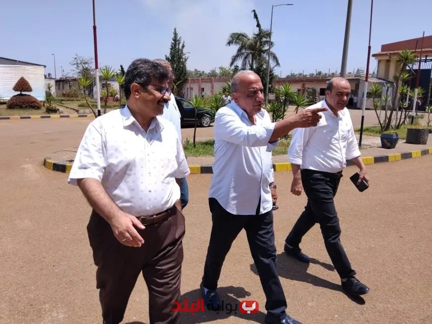 وزير الكهرباء يحتفل بثالث أيام العيد مع فرق العمل في محطة أبو قير الجديدة بالإسكندرية