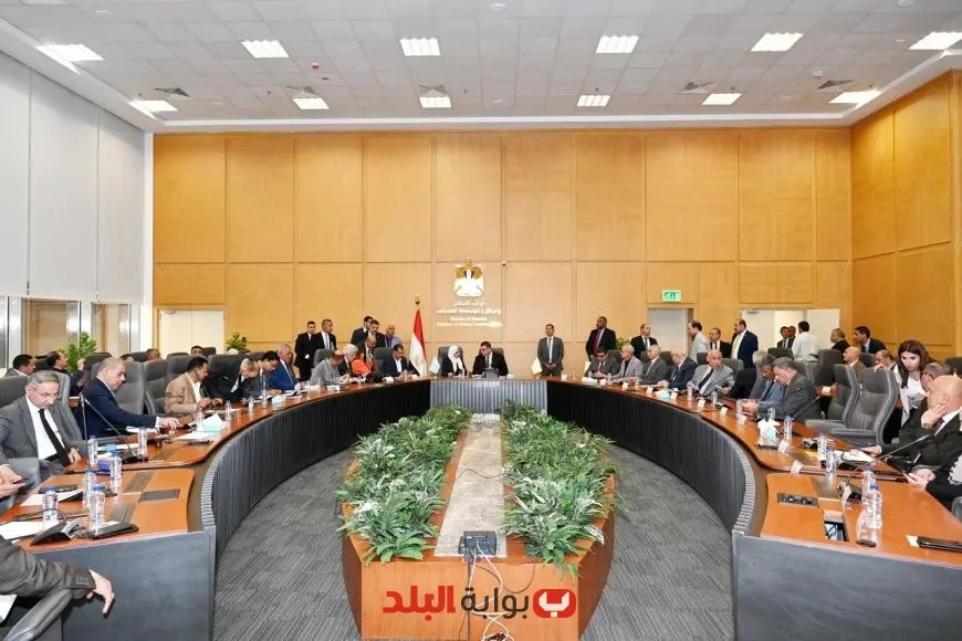 اجتماع دوري لوزير الإسكان مع أعضاء مجلسي النواب والشيوخ: مناقشات هامة لمستقبل المشاريع الإسكانية