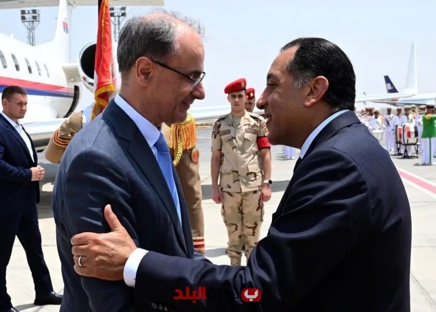 رئيس الوزراء المصري يستقبل نظيره الصربي في مطار القاهرة الدولي لتعزيز العلاقات الثنائية