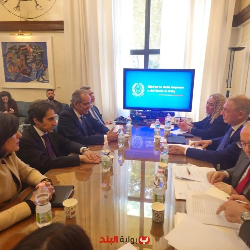 وزير الاتصالات يلتقي وزير الأعمال والصناعة الإيطالي لتعزيز شراكات الذكاء الاصطناعي بين مصر وإيطاليا