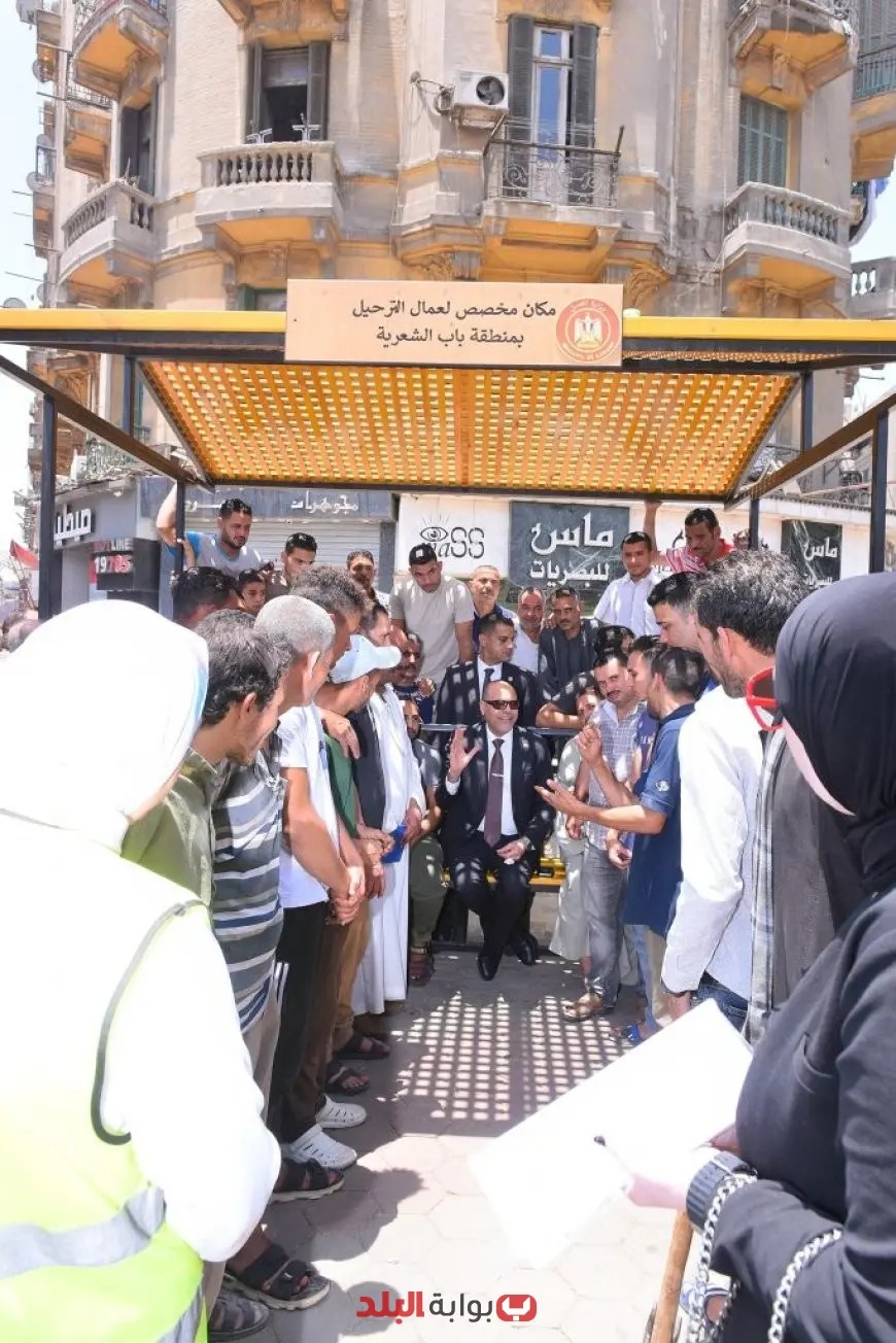 “وزير العمل يتفقد أماكن الانتظار الجديدة لعمال التراحيل في باب الشعرية: قعد مكانهم لتقديم الدعم اللازم”