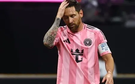 إبراهيموفيتش يدافع عن ميسي: “يلعب مع تماثيل وليس لاعبين حقيقيين”