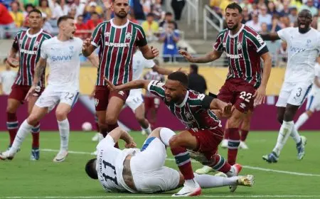 فلومينينسي يتصدر الشوط الأول و”VAR” يُحرِم الهلال من ركلة جزاء حاسمة!