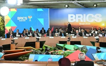 “مدبولي يبحث سبل التعاون مع رئيس أوروجواي خلال قمة ابريكس”