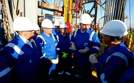 وزير البترول يقوم بجولة تفقدية لسفينتي استقبال الغاز الطبيعي في العين السخنة